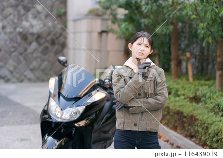 困った表情をする女性バイカー 困った表情をする女性バイカー 116439019