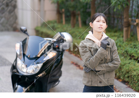 困った表情をする女性バイカー 困った表情をする女性バイカー 116439020