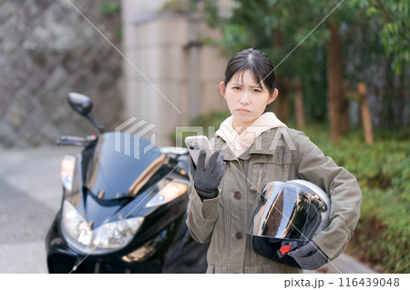 困った表情の女性バイカー 困った表情の女性バイカー 116439048