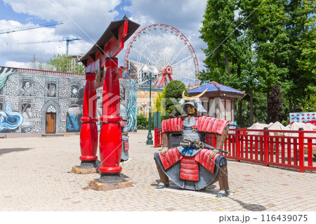 【ウクライナ】ハルキウ市街にある遊園地に展示された赤い鳥居と侍の模型 116439075