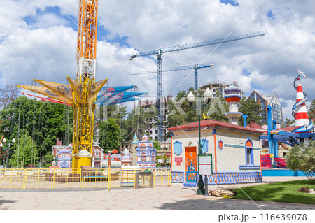 【ウクライナ】ハルキウ市街にある営業停止中の遊園地の閑散としたアトラクション群 116439078