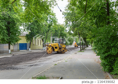 【ウクライナ】ハルキウ市街の街路樹に囲まれた通りを整備する黄色いロードローラー 【ウクライナ】ハルキウ市街の街路樹に囲まれた通りを整備する黄色いロードローラー 116439082