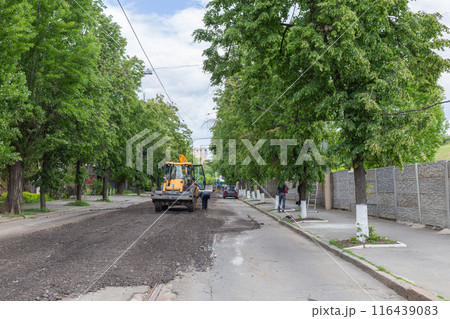 【ウクライナ】ハルキウ市街の街路樹に囲まれた通りを整備する黄色いロードローラー 【ウクライナ】ハルキウ市街の街路樹に囲まれた通りを整備する黄色いロードローラー 116439083