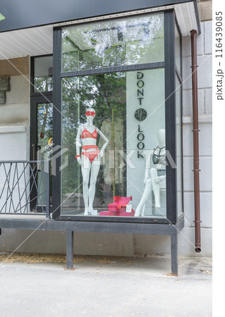 【ウクライナ】ハルキウ市街の営業停止中のお店のショーウィンドウに飾られた赤い女性用下着を着たマネキン 【ウクライナ】ハルキウ市街の営業停止中のお店のショーウィンドウに飾られた赤い女性用下着を着たマネキン 116439085
