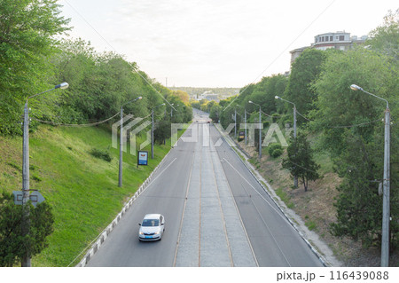 【ウクライナ】ハルキウ市街のまっすぐな幹線道路とそこを走る自動車 116439088