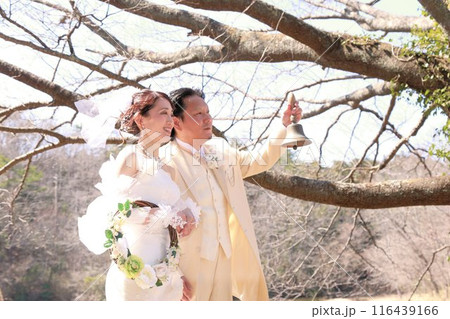 ウエディングドレス姿の新婦様とタキシード姿の新郎様フォトウエディング静かな湖畔でロケーション撮影 ウエディングドレス姿の新婦様とタキシード姿の新郎様フォトウエディング静かな湖畔でロケーション撮影 116439166