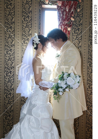 ウエディングドレス姿の新婦様とタキシード姿の新郎様フォトウエディングアンティークな室内撮影 116439229