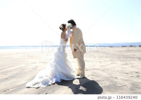 ブーケで隠したキスシーン、フォトウエディング海ロケーション撮影 116439240