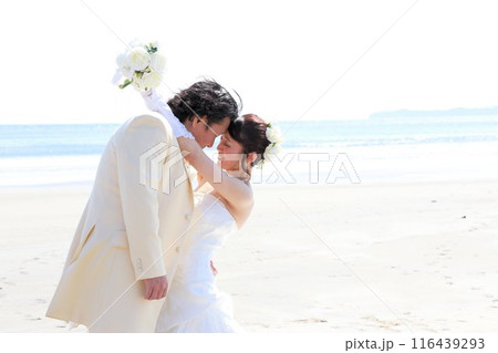 ウエディングドレス姿の新婦様とタキシード姿の新郎様フォトウエディング海ロケーション撮影 ウエディングドレス姿の新婦様とタキシード姿の新郎様フォトウエディング海ロケーション撮影 116439293