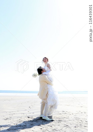 ウエディングドレス姿の新婦様とタキシード姿の新郎様フォトウエディング海ロケーション撮影 116439301