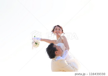 ウエディングドレス姿の新婦様とタキシード姿の新郎様フォトウエディング海ロケーション撮影 116439330