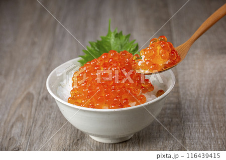 ご飯にイクラをたっぷりのせて食べる 116439415