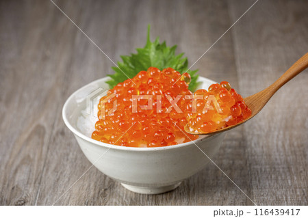 ご飯にイクラをたっぷりのせて食べる ご飯にイクラをたっぷりのせて食べる 116439417