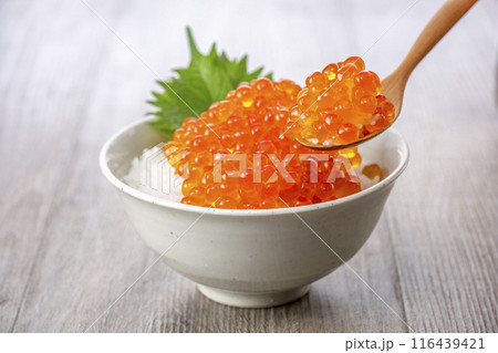 ご飯にイクラをたっぷりのせて食べる ご飯にイクラをたっぷりのせて食べる 116439421