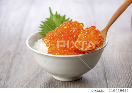ご飯にイクラをたっぷりのせて食べる 116439423