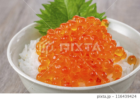 ご飯にイクラをたっぷりのせて食べる 116439424