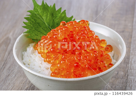ご飯にイクラをたっぷりのせて食べる 116439426