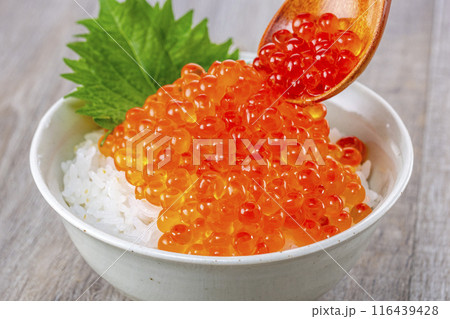 ご飯にイクラをたっぷりのせて食べる 116439428