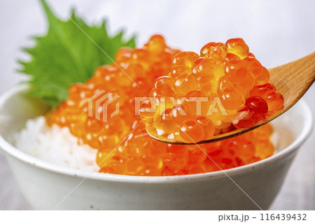 ご飯にイクラをたっぷりのせて食べる 116439432