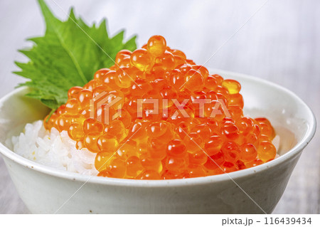 ご飯にイクラをたっぷりのせて食べる ご飯にイクラをたっぷりのせて食べる 116439434