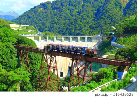 【熊本県】晴天の南阿蘇鉄道トロッコ列車と立野ダム 116439528