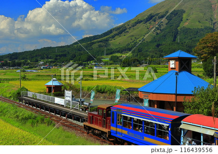 【熊本県】晴天の南阿蘇鉄道トロッコ列車と阿蘇山（白水高原駅） 116439556