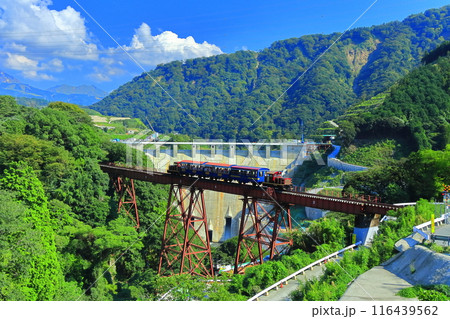 【熊本県】晴天の南阿蘇鉄道トロッコ列車と立野ダム 【熊本県】晴天の南阿蘇鉄道トロッコ列車と立野ダム 116439562
