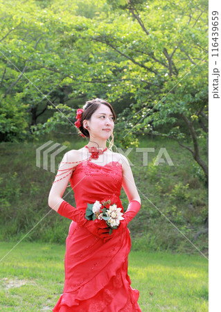 美しいマーメイドラインの赤いウエディングドレス姿の新婦様フォトウエディングソロウエディングロケー撮影 116439659