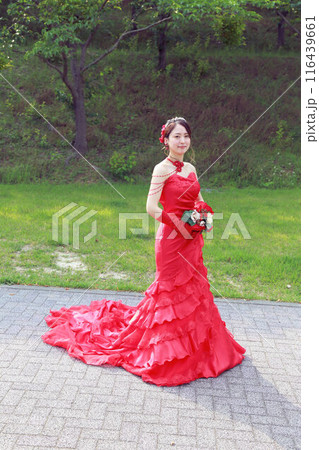美しいマーメイドラインの赤いウエディングドレス姿の新婦様フォトウエディングソロウエディングロケー撮影 116439661