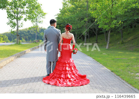 マーメイドラインの赤カラードレス姿の新婦様フォトウエディングソロウエディングロケー撮影 116439665