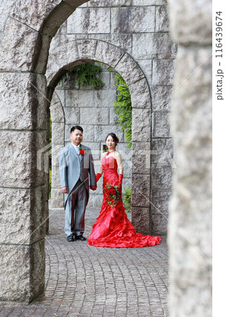 マーメイドラインの赤カラードレス姿の新婦様フォトウエディングソロウエディングロケー撮影 116439674