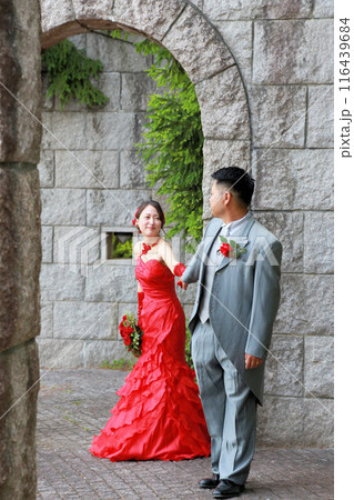 マーメイドラインの赤カラードレス姿の新婦様フォトウエディングソロウエディングロケー撮影 マーメイドラインの赤カラードレス姿の新婦様フォトウエディングソロウエディングロケー撮影 116439684