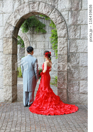 マーメイドラインの赤カラードレス姿の新婦様フォトウエディングソロウエディングロケー撮影 116439686