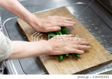 たたききゅうりの下ごしらえで塩を擦り込むシニア女性 116440485