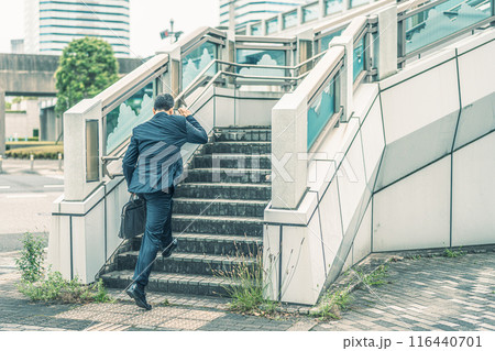 外回り営業の中年サラリーマン 116440701