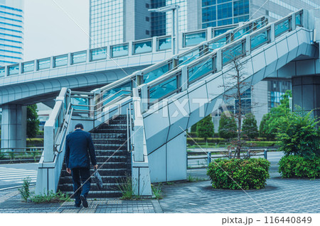 外回り営業中の失意の中年サラリーマン 116440849