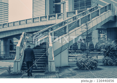 外回り営業中の失意の中年サラリーマン 116440856