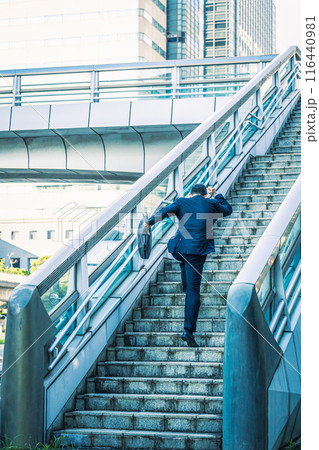 外回り営業の中年サラリーマン 116440981