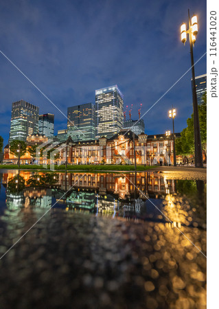 雨の東京駅夜景 116441020