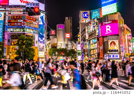 日本の東京都市景観 7月。インバウンド復活…夜も外国人観光客らで賑わう渋谷=11日、19時58分 日本の東京都市景観 7月。インバウンド復活…夜も外国人観光客らで賑わう渋谷=11日、19時58分 116441052