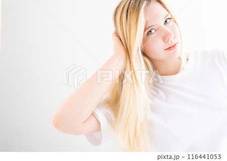 カメラ目線の外国人女性 blonde woman カメラ目線の外国人女性 blonde woman 116441053