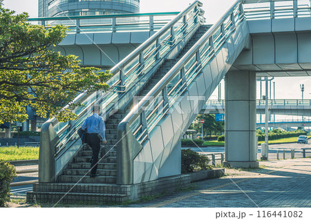 暑いなか、外回り営業の中年サラリーマン 116441082