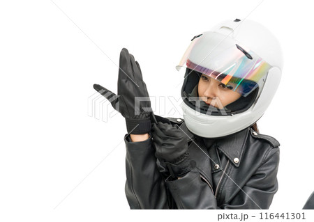 グローブを嵌めるバイク女子 116441301