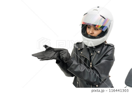 グローブを嵌めるバイク女子 116441303