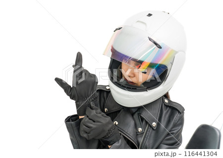 グローブを嵌めるバイク女子 116441304