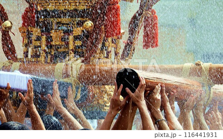 真夏の深川祭りで江戸っ子の心意気を楽しむ 真夏の深川祭りで江戸っ子の心意気を楽しむ 116441931