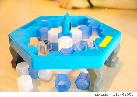 ペンギンを落とさないようにブロックを崩すボードゲーム ペンギンを落とさないようにブロックを崩すボードゲーム 116442000