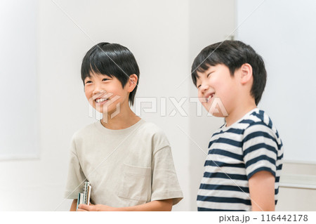 友達と一緒に勉強する小学生低学年の男の子達 116442178