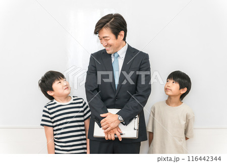 小学生に教える塾講師・教師・教員(学習塾・先生) 小学生に教える塾講師・教師・教員(学習塾・先生) 116442344