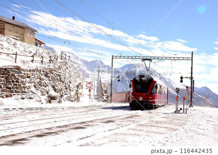 山麓から駆け上がって来た列車、人気のアルプグリュム駅ですよ。 116442435